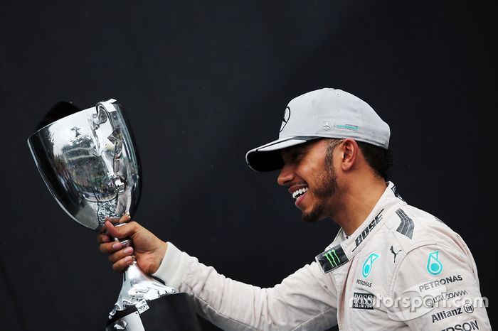 Ganador de la carrera Lewis Hamilton, Mercedes AMG F1 que se celebra en el podio