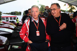 Генеральний директор FIAT Серджіо Маркіонне, віце-президент Ferrari П'єро Ларді Феррарі на 70-річчі