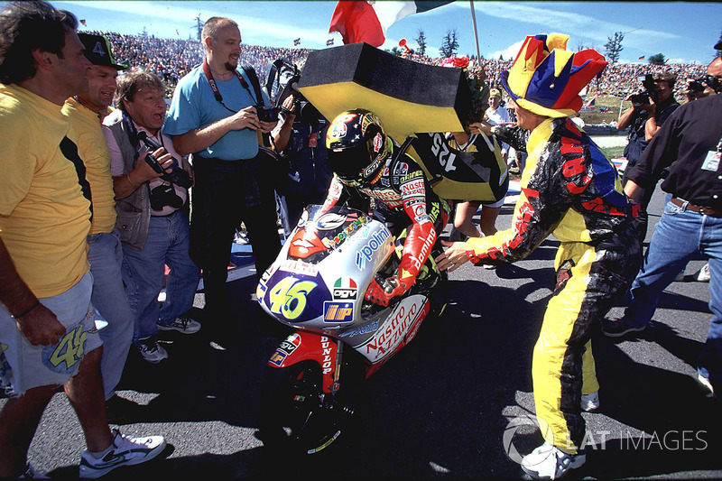 125er Weltmeister 1997: Valentino Rossi, Aprilia, mit Fans