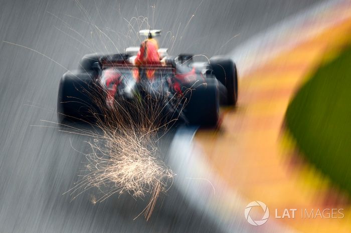 Chispas del coche de  Max Verstappen, Red Bull Racing RB13