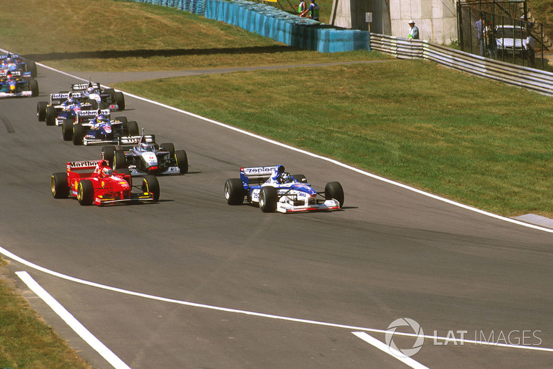 Деймон Хілл (Arrows A18 Yamaha), Едді Ірвайн (Ferrari F310B) і Міка Хаккінен (McLaren MP4/12 Mercedes)