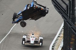 Accident de Scott Dixon, Chip Ganassi Racing Honda , Helio Castroneves, Team Penske Chevrolet passe