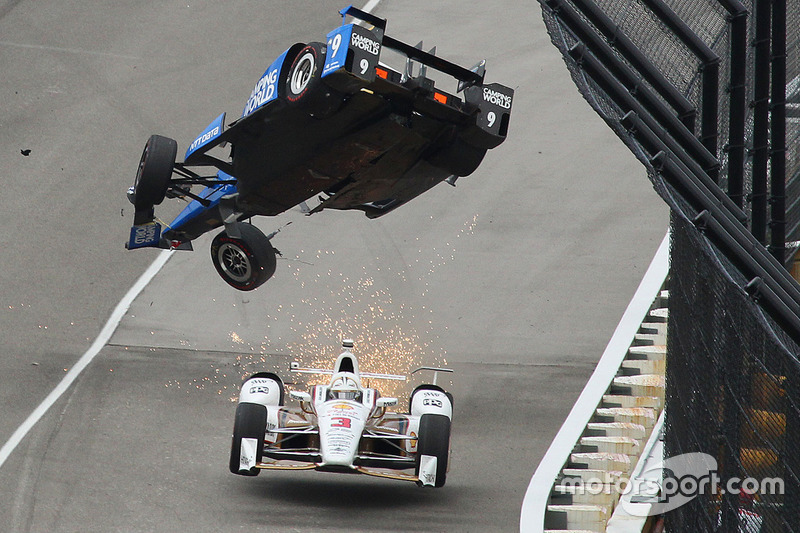 Scott Dixon, Chip Ganassi Racing Honda crashes, Helio Castroneves, Team Penske Chevrolet passes