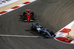 Валттери Боттас, Mercedes AMG F1 W08, и Себастьян Феттель, Ferrari SF70H