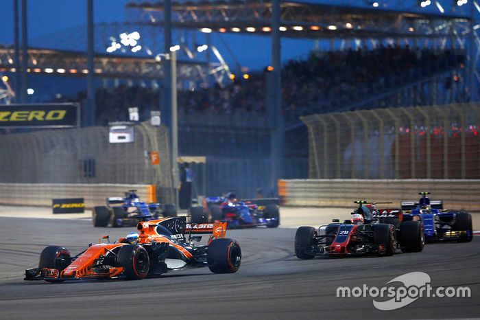 Fernando Alonso, McLaren MCL32, lidera a Kevin Magnussen, Haas F1 Team VF-17, y a Pascal Wehrlein, Sauber C36-Ferrari