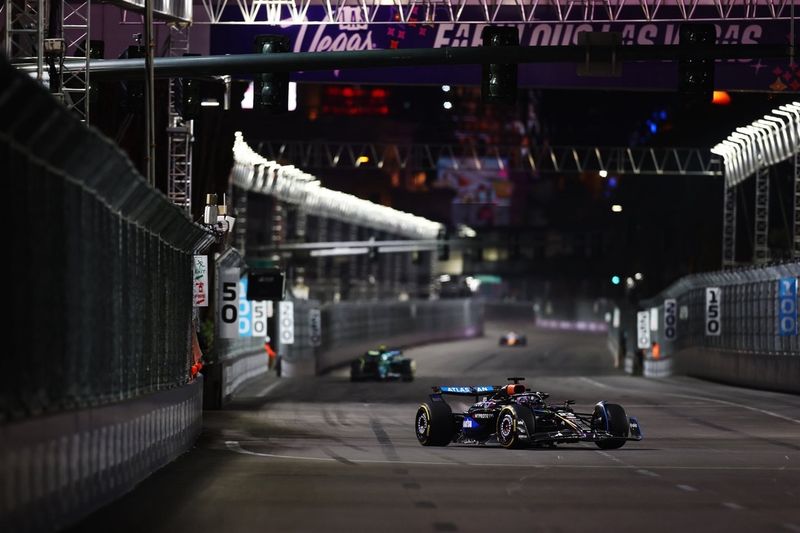 Fernando Alonso, Aston Martin Racing, Alexander Albon, Williams