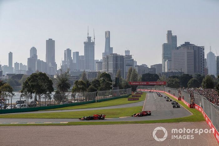 Max Verstappen, Red Bull Racing RB15, precede Charles Leclerc, Ferrari SF90, Kevin Magnussen, Haas F1 Team VF-19, Romain Grosjean, Haas F1 Team VF-19, e Nico Hulkenberg, Renault F1 Team R.S. 19