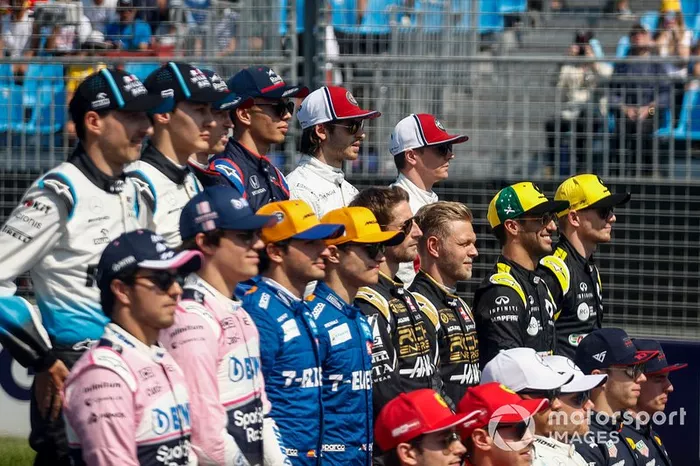 Pilotos da classe de 2019 posam para foto na Fórmula 1
