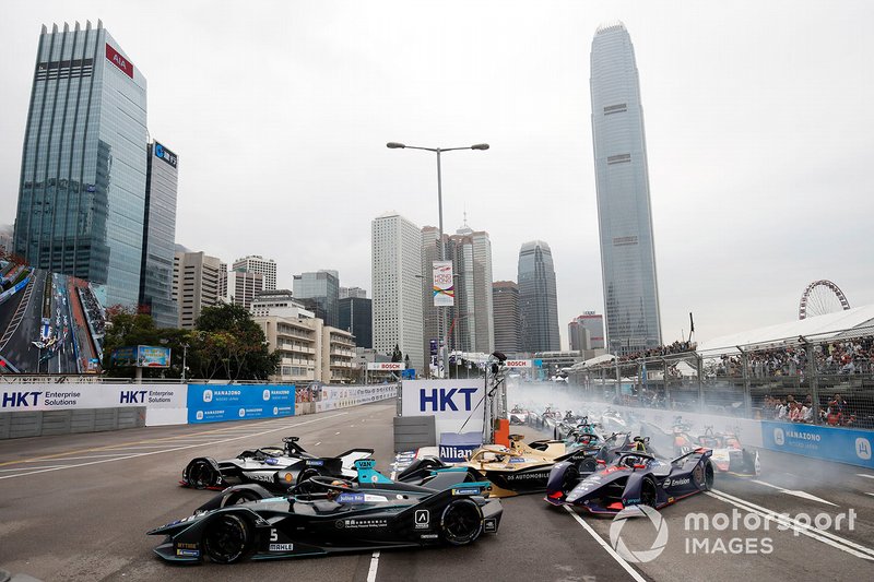 Oliver Rowland, Nissan e.Dams, Nissan IMO1, passes Stoffel Vandoorne, HWA Racelab, VFE-05, alla partenza della gara