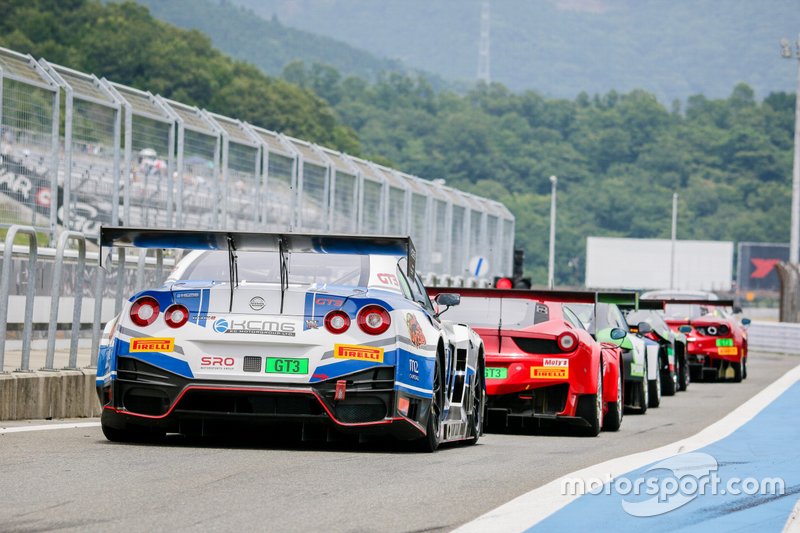 Mobil-mobil GT3 berbaris di pit lane