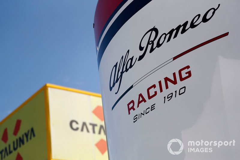 Le logo Alfa Romeo Racing sur le motorhome