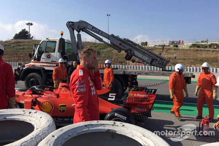 Sebastian Vettel, Ferrari SF90 detenido a un lado de la pista

