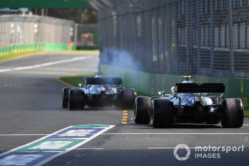 Lewis Hamilton, Mercedes AMG F1 W10, precede Valtteri Bottas, Mercedes AMG W10, in pista