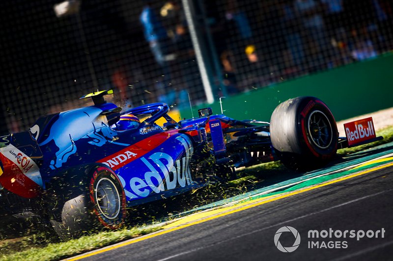 Alexander Albon, Toro Rosso STR14 dans l'herbe