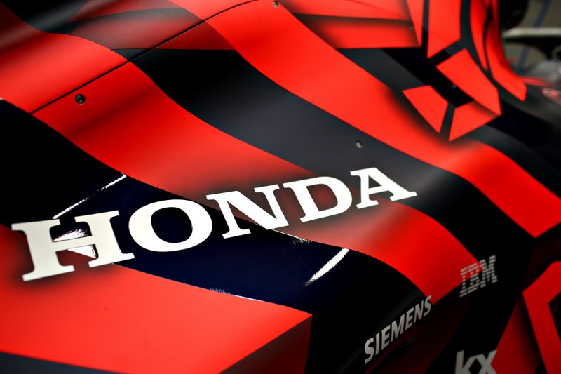 Detalle del logo de Honda en el Red Bull Racing RB15