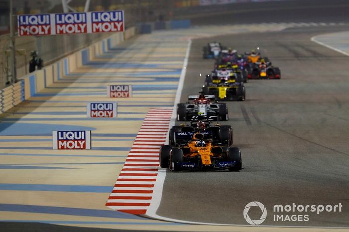 Carlos Sainz Jr., McLaren MCL34, Kevin Magnussen, Haas F1 Team VF-19, y Kimi Raikkonen, Alfa Romeo Racing C38