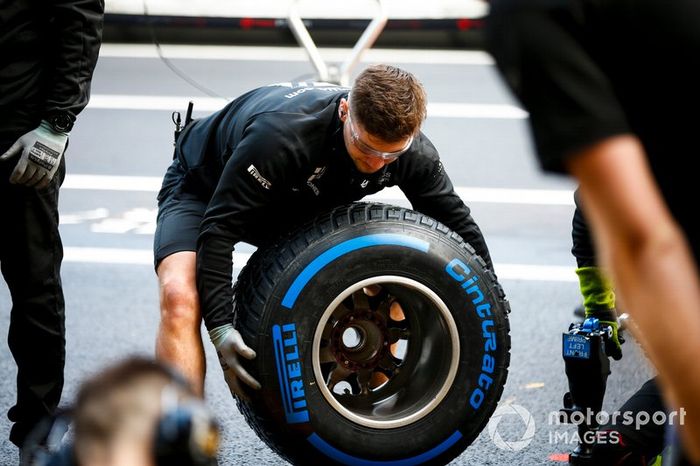 Mecánico de Haas F1 con neumático Pirelli durante las prácticas de parada en boxes