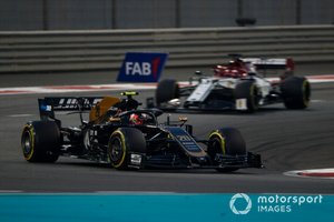 Kevin Magnussen, Haas F1 Team VF-19, Kimi Raikkonen, Alfa Romeo Racing C38