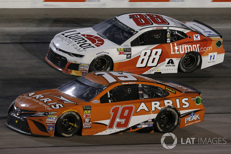 Daniel Suarez, Joe Gibbs Racing, Toyota Camry ARRIS Alex Bowman, Hendrick Motorsports, Chevrolet Camaro LLumar