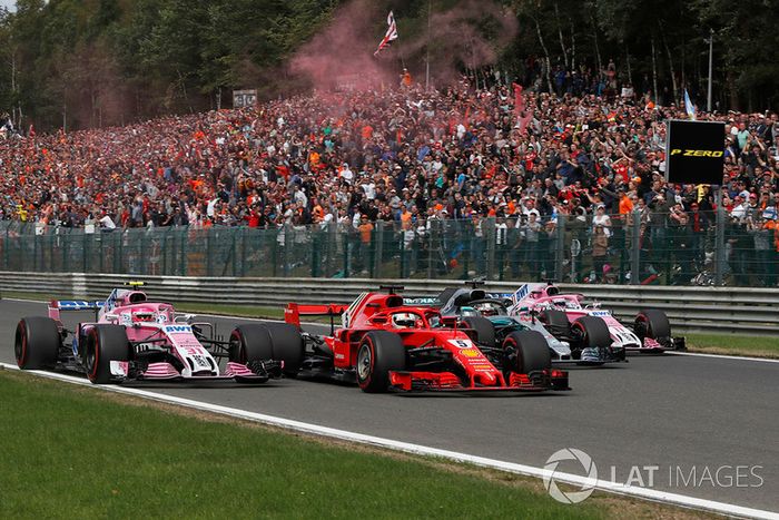 Esteban Ocon, Racing Point Force India VJM11, Sebastian Vettel, Ferrari SF71H, Lewis Hamilton, Mercedes AMG F1 W09 y Sergio Perez, Racing Point Force India VJM11 en la primera vuelta