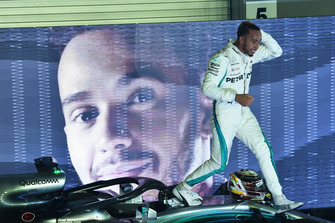 Il vincitore della gara Lewis Hamilton, Mercedes-AMG F1 W09 EQ Power+, festeggia nel parco chiuso