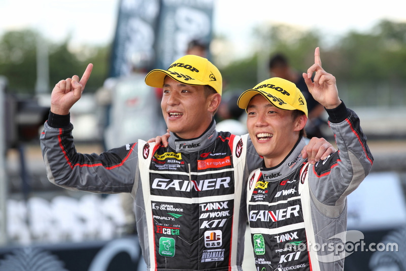 Katsuyuki Hiranaka dan Hironobu Yasuda(#11 GAINER TANAX GT-R)