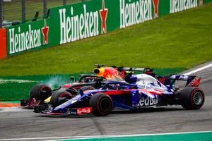 Daniel Ricciardo, Red Bull Racing RB14, et Pierre Gasly, Toro Rosso STR13, roue dans roue