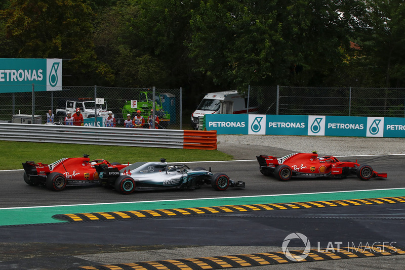 Kollision: Sebastian Vettel, Ferrari SF71H. Lewis Hamilton, Mercedes AMG F1 W09