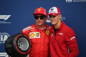 Mick Shcumacher presenta el Pirelli Pole Position Award con Kimi Raikkonen, Ferrari 