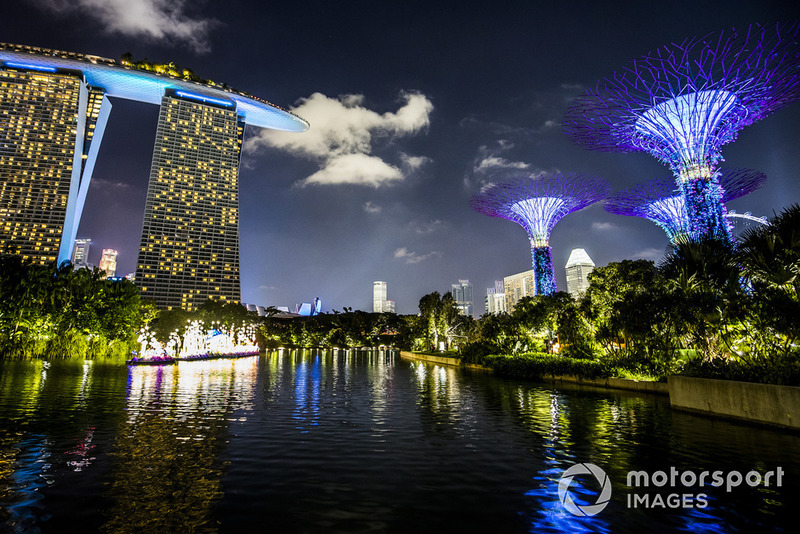 L'hôtel Marina Bay Sands et les jardins de Singapour illuminés
