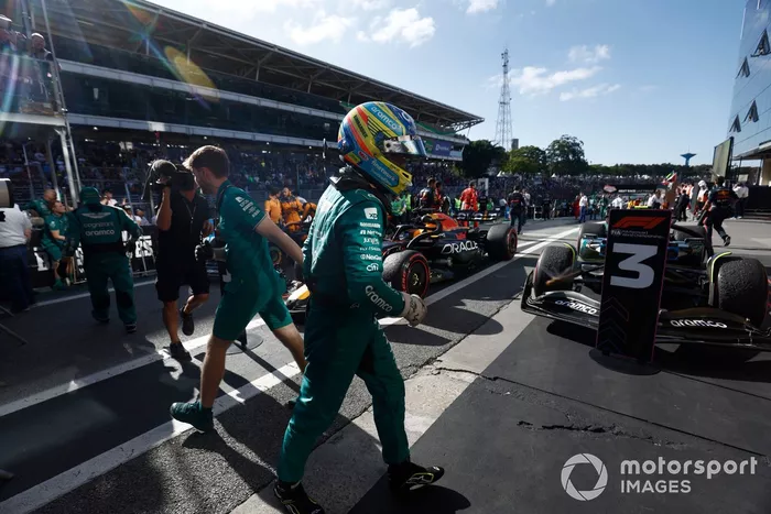 Fernando Alonso, Aston Martin F1 Team, 3ª posición, celebra su llegada al Parc Ferme