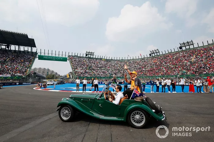 Lando Norris, McLaren, Daniel Ricciardo, McLaren, saludan al público en el desfile de pilotos