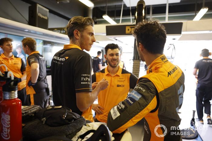 Daniel Ricciardo, McLaren, con los ingenieros