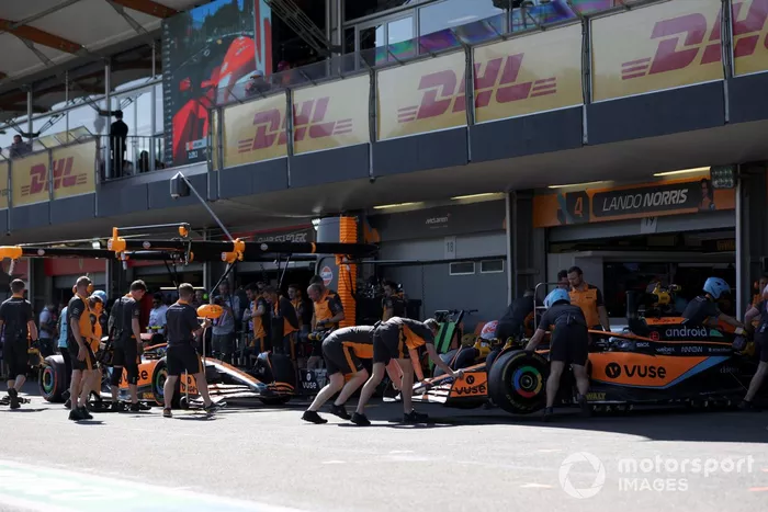 Daniel Ricciardo, McLaren MCL36, vuelve al garaje