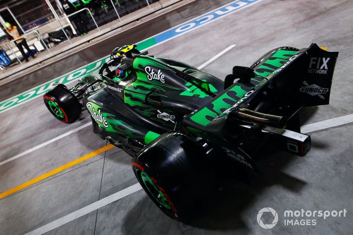 Zhou Guanyu, Stake F1 Team KICK Sauber C44, sale del garaje