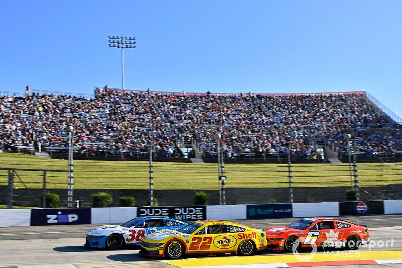 Joey Logano, Team Penske, Shell Pennzoil Ford Mustang, Todd Gilliland, Front Row Motorsports, Ruedebusch Ford Mustang, y Brad Keselowski, RFK Racing, King's Hawaiian Ford Mustang.