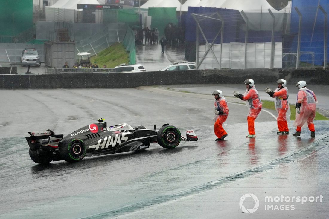 Los comisarios empujan a Nico Hulkenberg, Haas VF-24, de vuelta a la pista