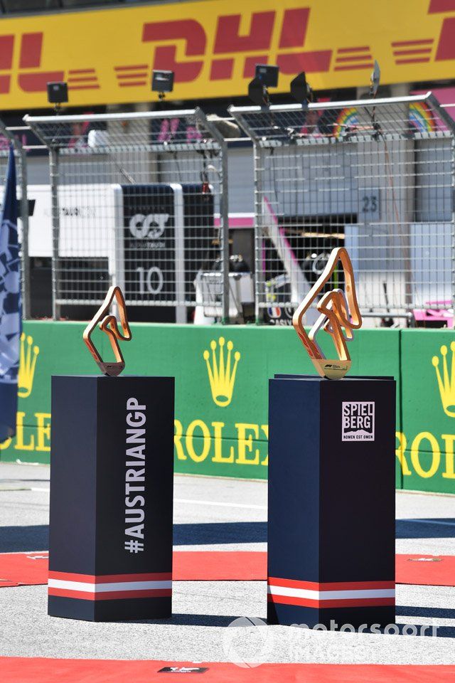 Los trofeos de los ganadores de la carrera