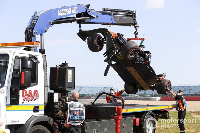 El monoplaza de Alex Albon, el Red Bull Racing RB16 está siendo removido después de chocar