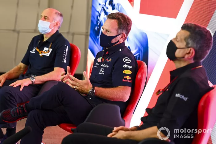 Franz Tost, director del equipo, AlphaTauri, Christian Horner, director del equipo, Red Bull Racing y Guenther Steiner, director del equipo, Haas F1 en la conferencia de prensa