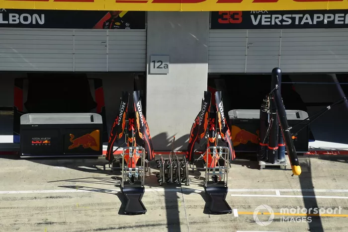 La carrocería en el pit lane fuera del garaje del Red Bull Honda
