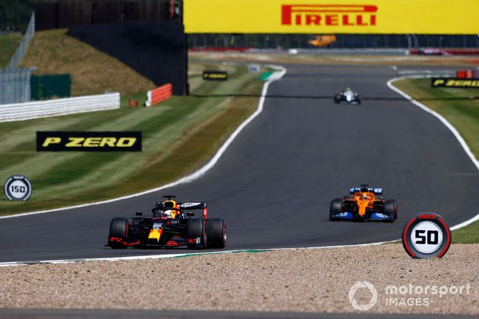 Max Verstappen, Red Bull Racing RB16, Carlos Sainz Jr., McLaren MCL35