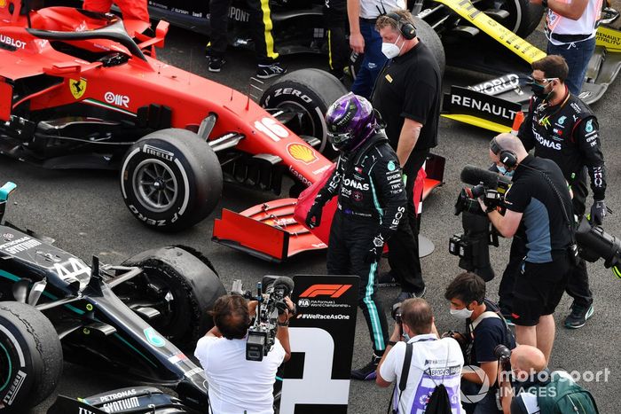 Ganador Lewis Hamilton, Mercedes-AMG F1, revisa su neumático pinchado en Parc Ferme
