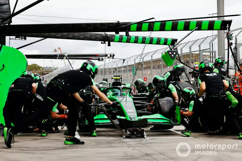 L'équipe de Kick Sauber fait un arrêt au stand sur la voiture de Zhou Guanyu, Kick Sauber C44. 