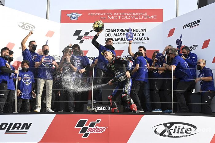 El campeón del mundo Fabio Quartararo, Yamaha Factory Racing, celebra con su equipo