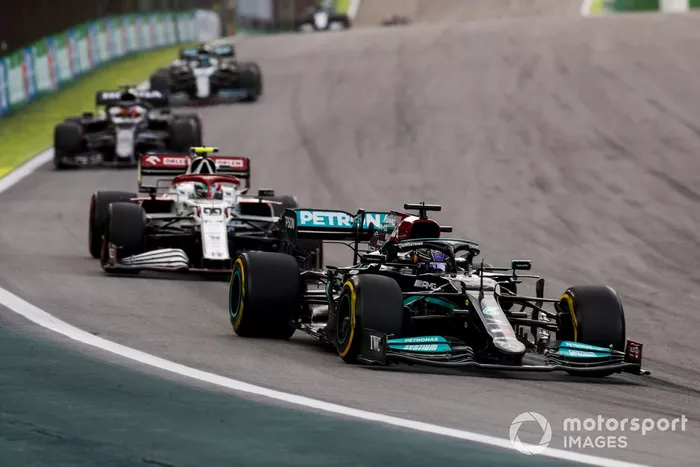Lewis Hamilton, Mercedes W12, Antonio Giovinazzi, Alfa Romeo Racing C41