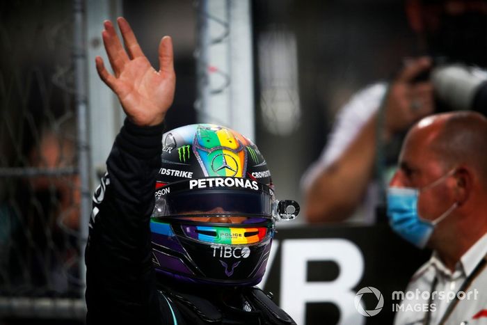 Ganador de la pole Lewis Hamilton, Mercedes, celebra en Parc Ferme