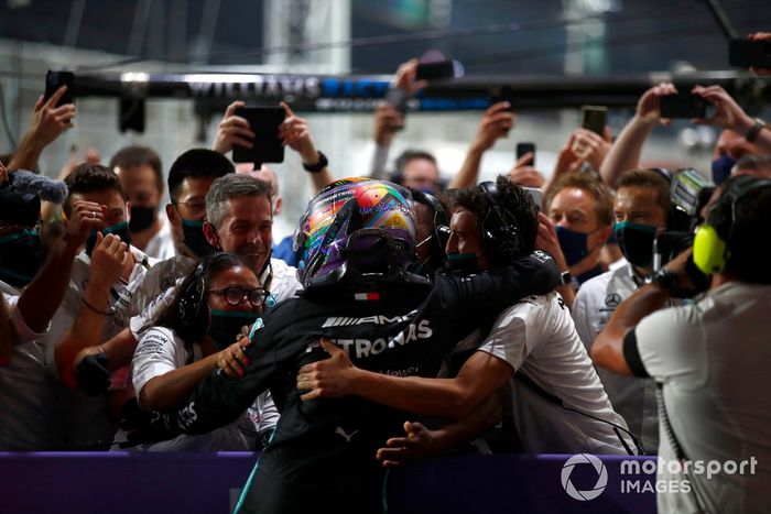 Ganador Lewis Hamilton, Mercedes, en Parc Ferme