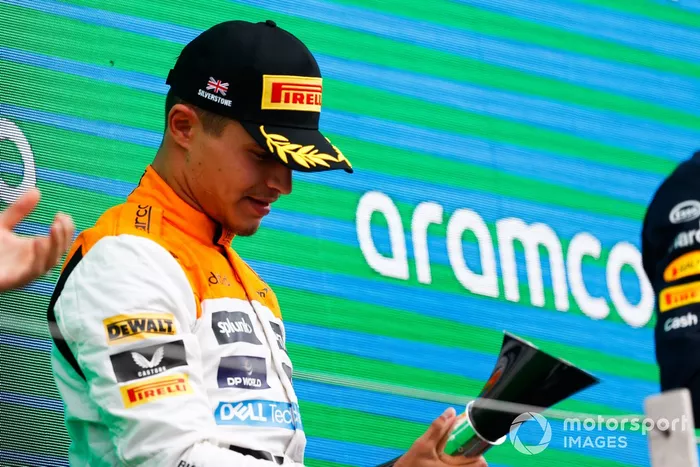 Lando Norris, McLaren, 2ª posición, con su trofeo