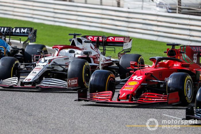Los coches de Kimi Raikkonen, Alfa Romeo Racing C41, y Charles Leclerc, Ferrari SF21 